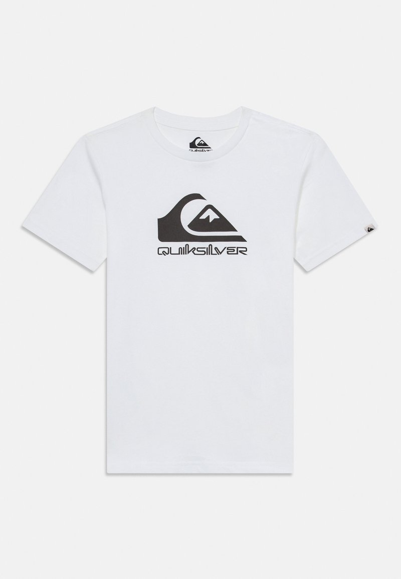 Bijela pamučna majica s crnim Quiksilver logom na prsima. Klasičan okrugli izrez i kratki rukavi, s malim logotipom na rukavu.