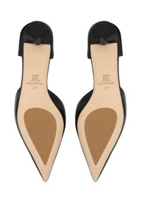 Paire de ballerines slingback en cuir noir à bout pointu avec semelles intérieures beige, taille 37, vues du côté de la semelle.
