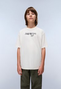 Kremfarget bomulls T-skjorte med korte ermer og rund hals, med en sølvfarget logo "Napapijri 1987" over brystet.