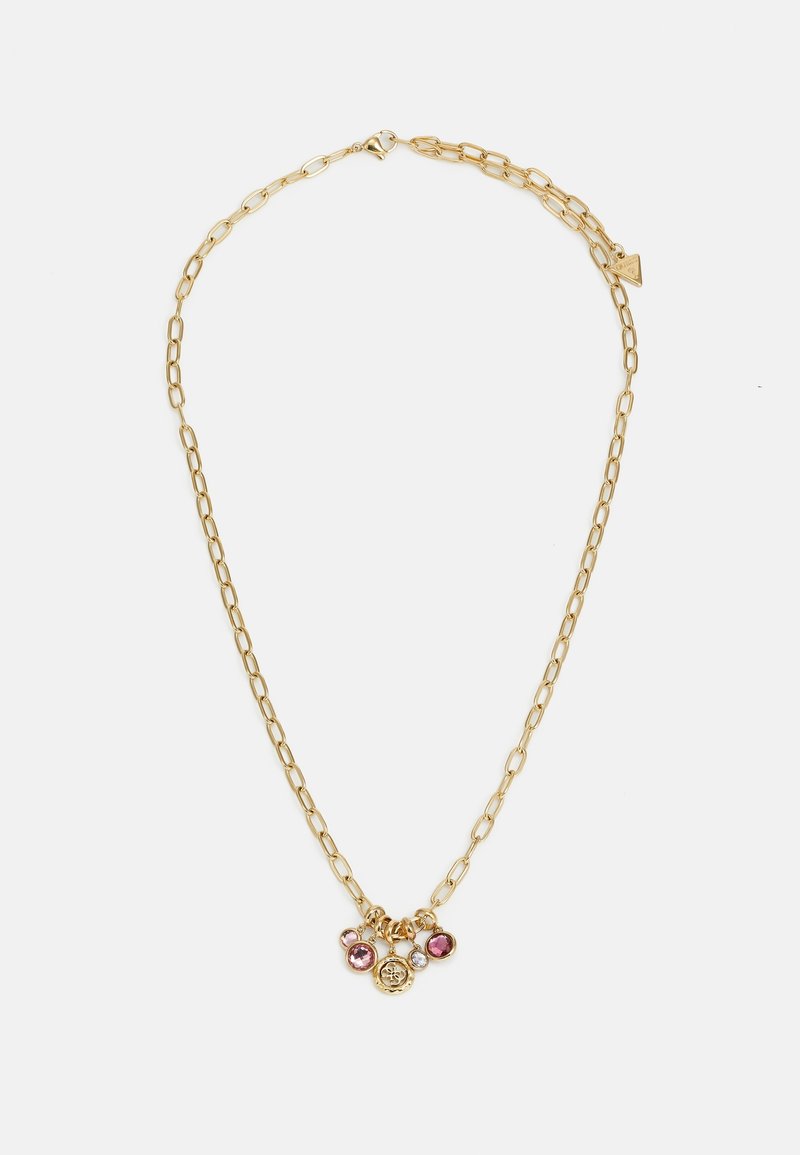 Collier en chaîne dorée avec quatre petits charms, dont trois pierres précieuses roses et blanches et un charm rond avec un logo.