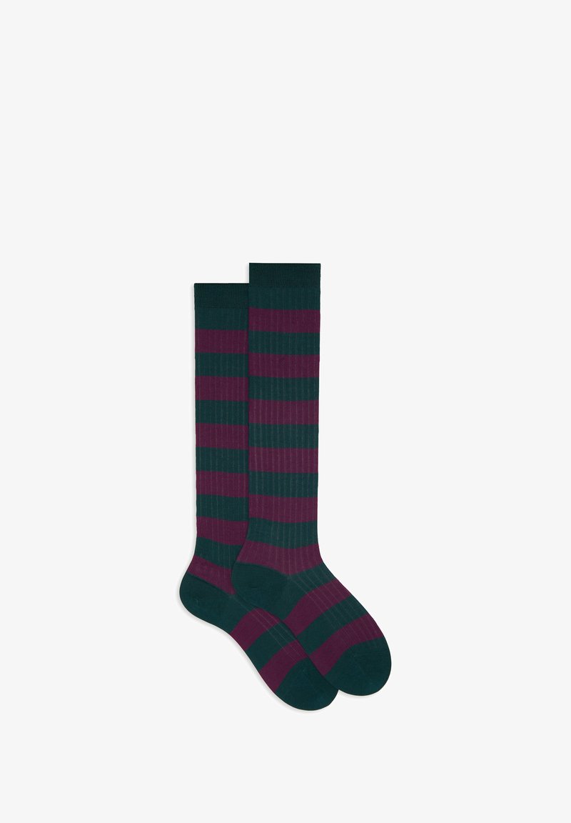 Calzini al ginocchio con una trama a coste e strisce orizzontali alternate di verde scuro e bordeaux. Polsino spesso per un comfort aggiuntivo.