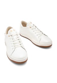 Białe skórzane sneakersy z perforowanymi detalami, złotymi akcentami i jasnobrązową gumową podeszwą. Sześć oczek na sznurówki.