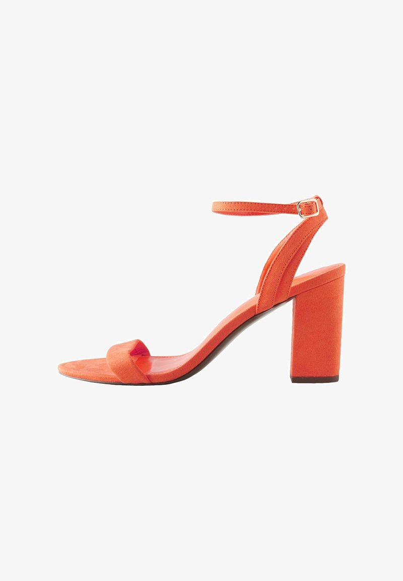 Oranges Wildleder-Absatzsandale mit breitem Blockabsatz und Knöchelriemen. Sie verfügt über ein offenes Zehendesign und einen minimalistischen Stil.