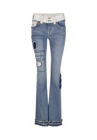 Jean bleu évasé avec une taille blanche, présentant plusieurs détails déchirés et des ourlets effilochés. Design usé avec des accents de patch.