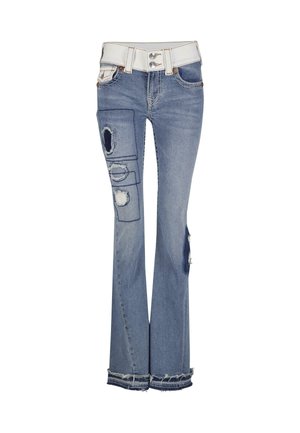 Uitlopende blauwe denim jeans met een witte tailleband, voorzien van meerdere gescheurde details en rafelige zoom. Versleten ontwerp met patch-accenten.