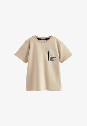 Bežs īsām piedurknēm T-krekls no kokvilnas ar kabatu ar rāvējslēdzēju un drukātām logo detaļām, apaļā kakla izgriezums un gluda tekstūra.