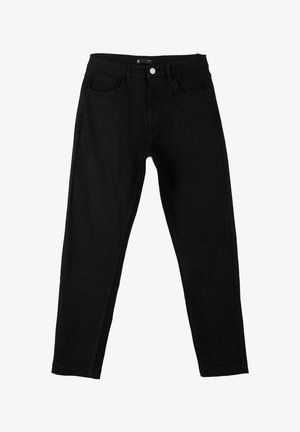 Czarne dżinsy w slim fit. Posiadają pięć kieszeni, paski do paska, zapięcie z przodu na guzika i zamek błyskawiczny oraz subtelne detale przeszyć.