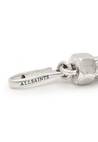 Silvrig hake med strukturfinish och ett hexagonalt inslag. Den ingraverade "ALLSAINTS"-logotypen är synlig på haken.