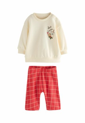 Helles Cream-Sweatshirt mit kurzen Ärmeln und "Lieber Weihnachtsmann" Grafik. Rote karierte Shorts mit elastischem Bund. Weiche Stofftextur.