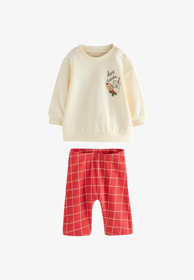 Helles Cream-Sweatshirt mit kurzen Ärmeln und "Lieber Weihnachtsmann" Grafik. Rote karierte Shorts mit elastischem Bund. Weiche Stofftextur.