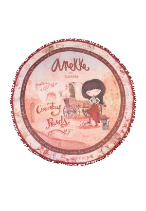 Coperta rotonda con bambina fumetto, gatto con cappello, carro coperto, cactus e testo "Country Roads" in colori caldi del deserto con bordo rosso sfrangiato.