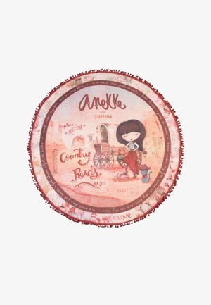 Coperta rotonda con bambina fumetto, gatto con cappello, carro coperto, cactus e testo "Country Roads" in colori caldi del deserto con bordo rosso sfrangiato.