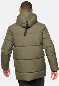 Oliven grøn dunjakke med hætte, der har vandret syninger, en justerbar snoretræk og en sort accentrem på bagsiden.