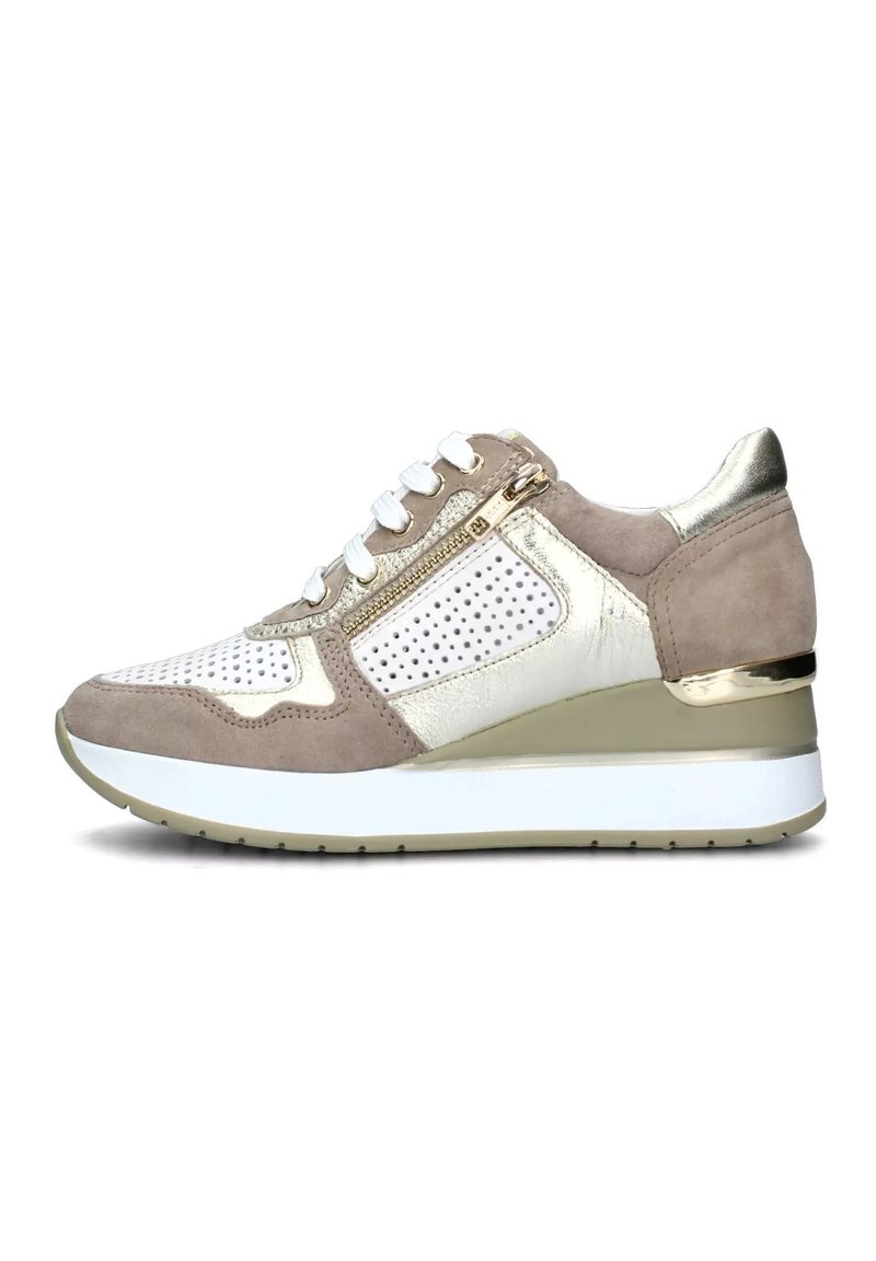 Sneaker elegante con design in suede beige e dettagli metallici dorati, pannelli bianchi perforati, zip dorata e suola intermedia bianca.