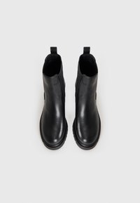 Stivaletti neri in pelle con finitura liscia, pannelli laterali elasticizzati e linguette per estrazione, caratterizzati da una suola in gomma texturizzata per una buona aderenza.