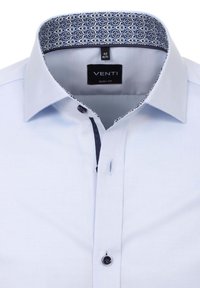 Lichtblauw button-up shirt met een gemusterde donkerblauwe kraagvoering, met een slim fit ontwerp en een enkele knoopdetail.