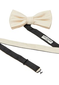 Krämfärgad sidenfluga med diagonalt ribbat mönster, försedd med svart justerbart band och klämma för fastsättning. Etiketten har texten "JOHN HENRIC SWEDEN."