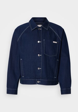 Giacca di jeans blu scuro con colletto a punta, quattro tasche frontali, bottoni argento e cuciture bianche a contrasto.