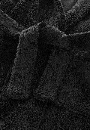 Čierny fleece župan s jemným, štruktúrovaným povrchom, s opaskom a dvoma nakladanými vreckami. Materiál vyzerá nadývane a pohodlne.