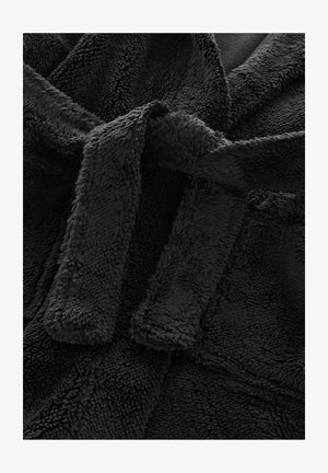 Čierny fleece župan s jemným, štruktúrovaným povrchom, s opaskom a dvoma nakladanými vreckami. Materiál vyzerá nadývane a pohodlne.