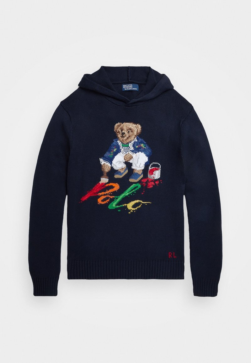 Marinblå hoodie med en broderad björn i en färgglad outfit som målar med en regnbågseffekt och texten "Polo". Med ribbade ärmslut och nederkant.