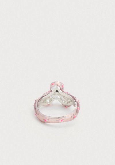 Bague avec une base en argent ornée d'un motif floral rose, texture lisse et forme arrondie, présentant des détails complexes sur la surface.