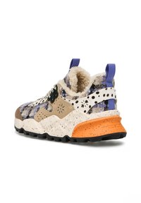 Sneaker con un design a materiali misti di motivi, dettagli in suede beige, fodera morbida e una suola bianca maculata con un tallone arancione.