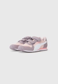Chaussures de sport violettes et roses avec des brides Velcro, tige en textile, accents blancs et semelle en caoutchouc. Légères avec un col rembourré.