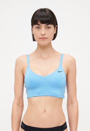 Svetlo modri športni nedrček z v-shaped izrezom, tankimi naramnicami in črnim Nike logotipom na levi strani. Gladka tkanina s prilegnjeno zasnovo.