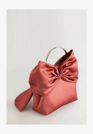 Ružičasta satenska torbica s velikom mašnom, srebrnim okruglim ručkama i glatkom teksturom; pravokutnog oblika s nabranim detaljem.