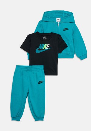 Dziecięcy trzyczęściowy zestaw Nike z turkusową bluzą z kapturem na suwak, pasującymi spodniami dresowymi i czarnym t-shirtem z krótkim rękawem i wielokolorowym logo.