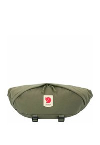 Zaino verde oliva con un design arrotondato, realizzato in tessuto resistente, con un patch logo sul davanti e due spallacci regolabili.