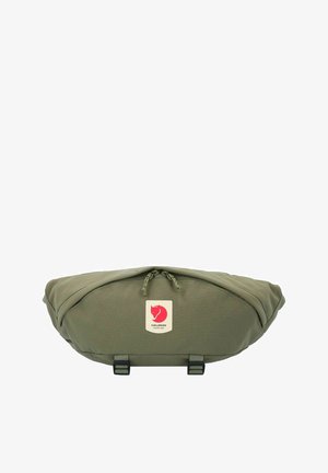 Mochila verde-oliva com um design arredondado, feita de tecido durável, apresentando um logótipo em patch na parte da frente e duas alças ajustáveis.