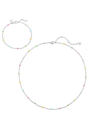 Silberne Halskette und Armband mit kleinen bunten Perlen in Pink, Blau, Grün und Gelb, jeweils mit einem blumenförmigen Verschlussanhänger.