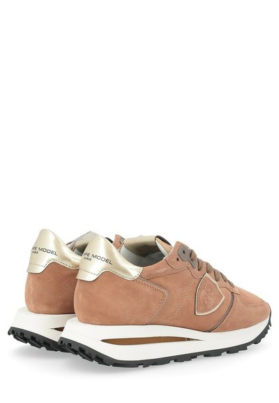 Scarpe sportive in suede rosa cipria con accento in oro metallico sul tallone e suola intermedia bianca. Caratterizzate da un pannello laterale testurizzato e suola in gomma nera.