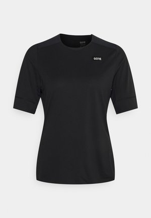 Černé sportovní tričko s krátkým rukávem a kulatým výstřihem, s malým bílým logem "GORE" na levé straně hrudi na neutrálním pozadí.