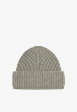 Bonnet en tricot en laine douce et gris clair avec une texture côtelée et un revers replié, offrant une forme ajustée et serrée.