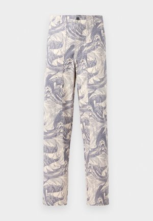 Pantaloni leggeri in crema con un motivo astratto a onde blu. Hanno una vestibilità dritta, con due pieghe frontali e chiusura a bottone.