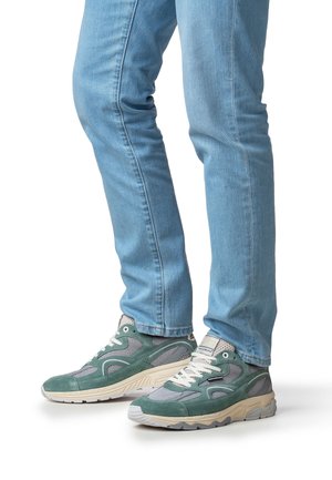 Zielono-szare sneakersy wykonane z połączenia zamszu i siateczki, z masywną podeszwą, sznurowadłami i widocznymi przeszyciami.