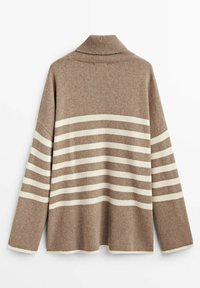 Brązowy sweter wełniany z złożonym kołnierzem, z białymi poziomymi paskami. Materiał wydaje się miękki o teksturowanym wykończeniu.