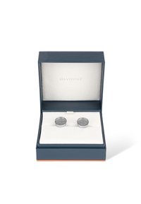 Silberne Manschettenknöpfe mit einem strukturierten Netzdesign, präsentiert in einer marineblauen Box, die mit weißem Stoff ausgekleidet ist und den Markennamen Davidoff eingraviert innen.