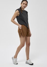 Desires DEDORIANA SHORTS - Šorti - brown