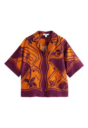 Chemise à manches courtes boutonnée avec motif floral et abstrait orange et violet, col évasé et coupe décontractée.
