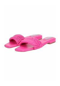 Sandalias rosa de tipo slip-on con un diseño de tiras texturizadas y plisadas, suela plana y planta suave. Construcción simple y minimalista.