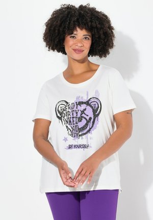 T-shirt blanc à manches courtes avec un graphique d'ours noir et violet et le texte "Soyez vous-même", dans une coupe ample. Matière en coton douce.
