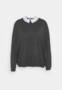 Ciemnoszara, długosleeve sweter o luźnym kroju z białym, spiczastym kołnierzykiem w okolicy dekoltu, wyeksponowany na jednolitym białym tle.