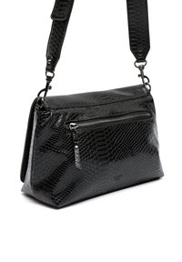 Czarna torebka crossbody z ekoskóry w wężowy wzór, o teksturowanym wykończeniu, z przednią kieszenią na zamek i regulowanym paskiem. Kompaktowy prostokątny kształt.