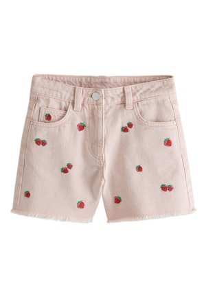 Lyserøde denimshorts med frynset kant og broderede røde jordbær spredt over stoffet, med frontlommer og bæltestropper.