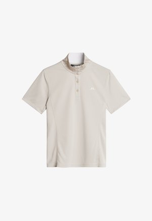 Polo shirt beige a maniche corte con tre bottoni, colletto alla coreana e piccolo logo bianco sul lato sinistro del petto.