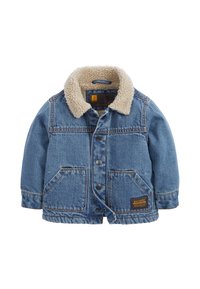 Jeansjack met een beige nepleer kraag, knoopsluiting, twee voorzakken en een patch met tekst aan de onderkant aan de rechterzijde.